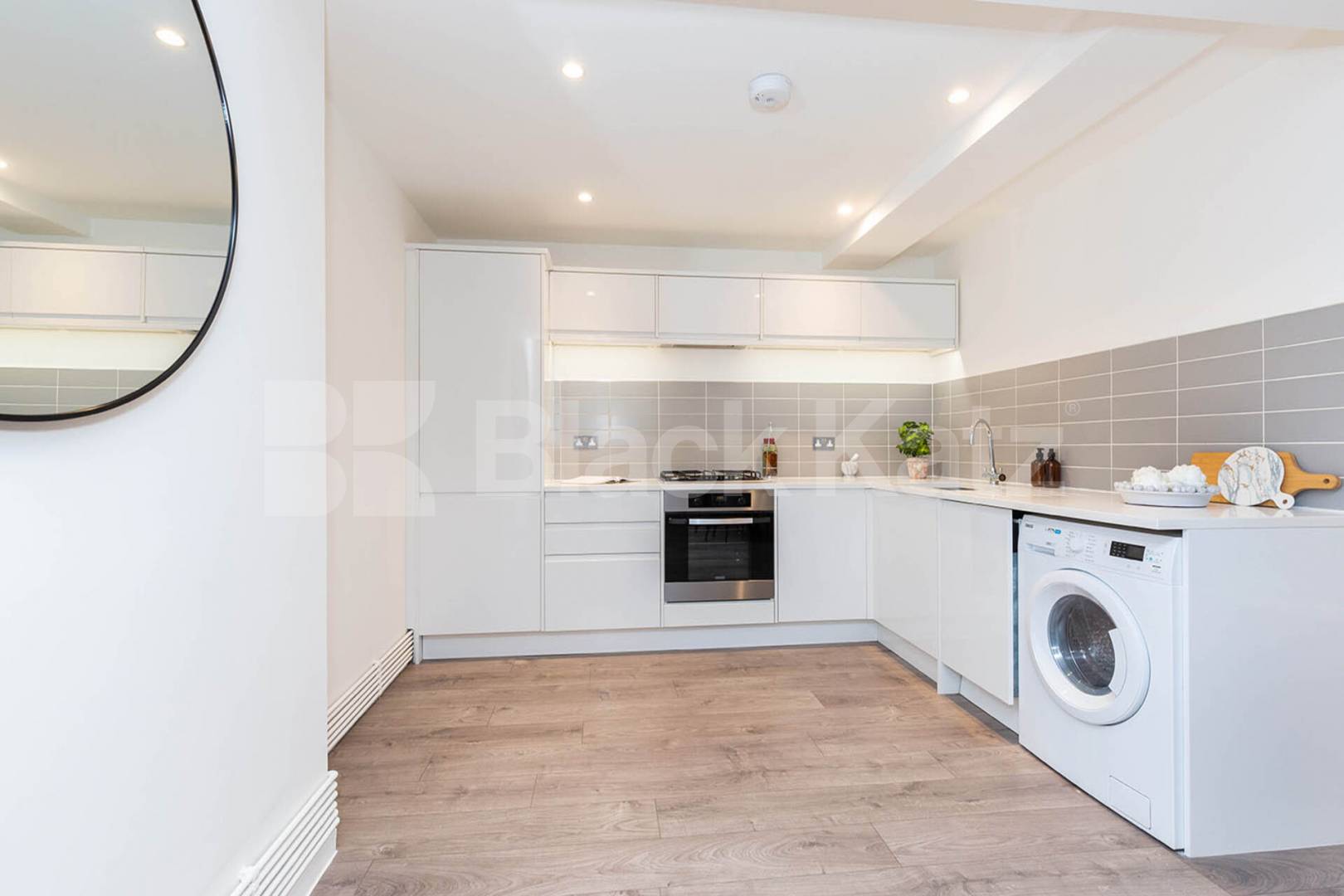 spacious 1 bedroom warehouse conversion with bi folding partition wall Tyssen Street - Springfield House, Dalston